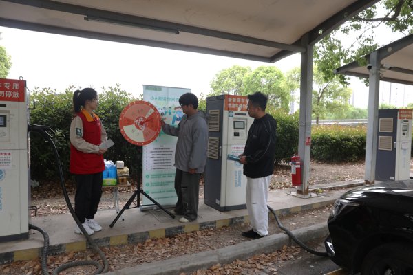 大象配资 充电至80%就可走，嘉定供电公司为“五一”绿色出行支出实用招